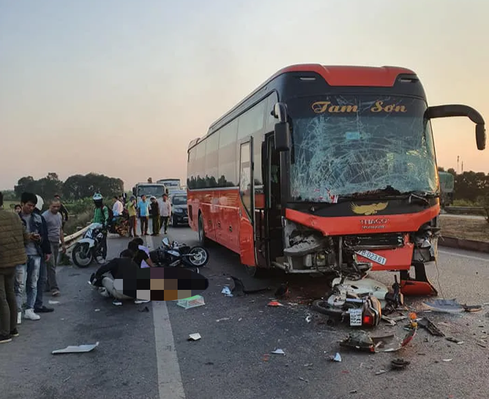 Hà Nội: Va chạm liên hoàn trên cao tốc, nữ phụ xe khách chết thảm - 1 Hà Nội: Va chạm liên hoàn trên cao tốc, nữ phụ xe khách chết thảm - 1