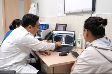 Đau lưng sau thời gian ngồi lâu: Dấu hiệu vẹo cột sống dễ bị bỏ qua