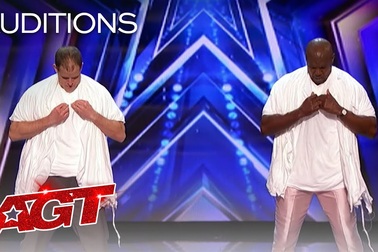 Kỷ lục thế giới mới về xé nhiều áo nhất trong 1 phút