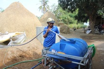 Nghề “hốt bạc” trong mùa hạn - mặn