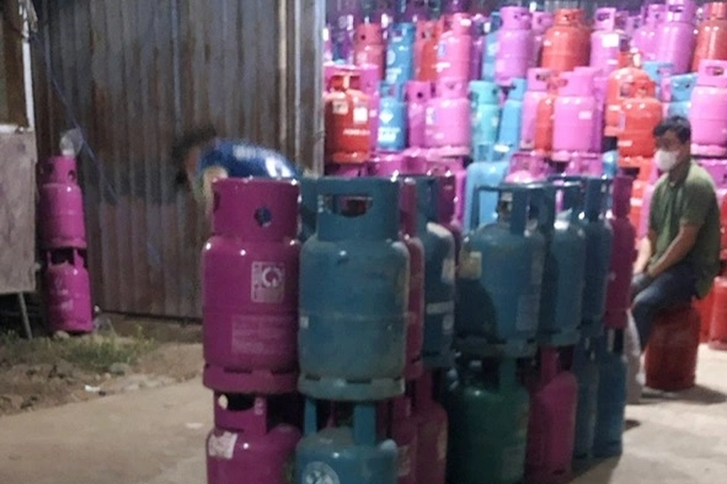 Công an điều tra lượng lớn bình gas nghi vấn bị độ - 1 Công an điều tra lượng lớn bình gas nghi vấn bị độ - 1