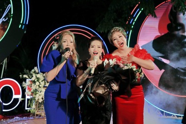 Danh ca Thanh Hà cùng người yêu kém tuổi dự sự kiện tại Hà Nội