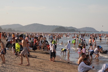 Bãi biển Cửa Lò đông nghịt du khách