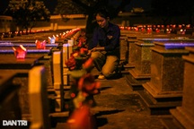 Nước mắt người trẻ bên mộ phần liệt sĩ vô danh