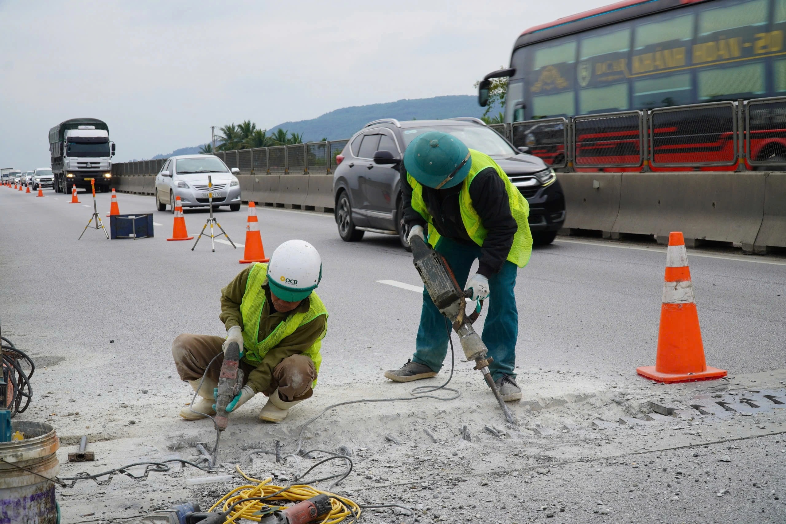 Vụ khe co giãn cao tốc bị bung, nhiều xe gặp nạn: Chưa có cơ chế hỗ trợ - 3