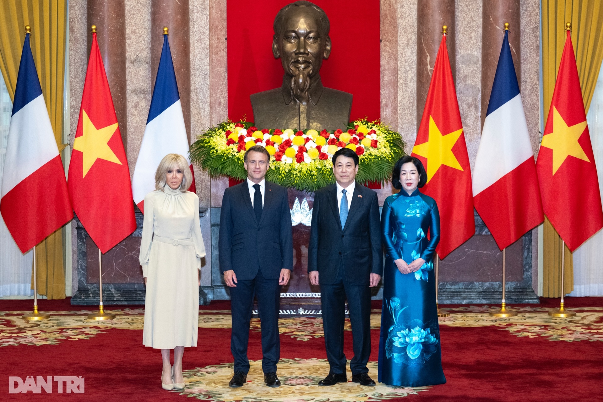Toàn cảnh lễ đón Tổng thống Pháp thăm cấp Nhà nước tới Việt Nam - 8 Toàn cảnh lễ đón Tổng thống Pháp thăm cấp Nhà nước tới Việt Nam - 8
