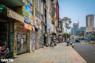 Đằng sau mặt bằng ế ẩm ở quận trung tâm