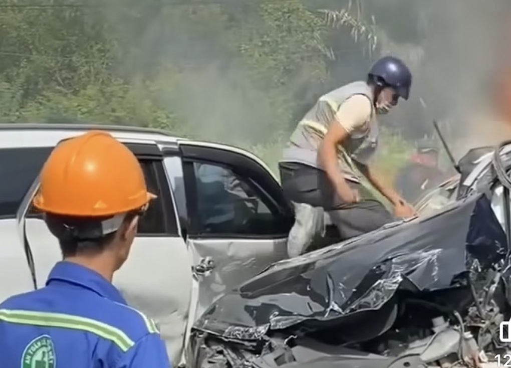Công an tìm những người hùng cứu tài xế trong ô tô bốc cháy ở cầu Phú Mỹ - 1 Công an tìm những người hùng cứu tài xế trong ô tô bốc cháy ở cầu Phú Mỹ - 1