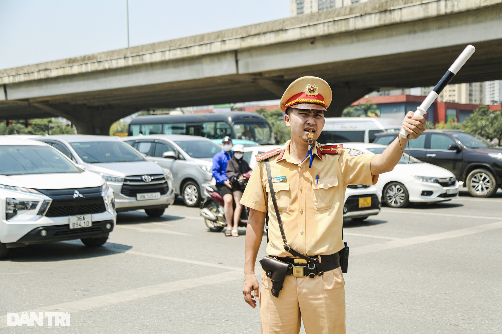 CSGT Hà Nội điều tiết giao thông dưới nắng nóng gay gắt như chảo lửa - 2