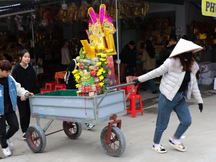 Bi hài cảnh du khách dùng cả xe kéo chở lễ "khủng" vào đền cầu may