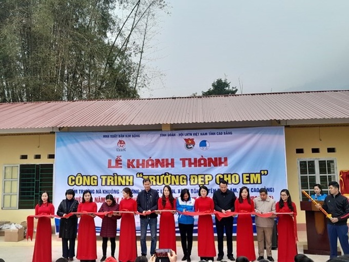 Cắt băng khánh thành 2 phòng học mới tại điểm trường Nà Khuông, Trường Tiểu học Lý Bôn, xã Lý Bôn, huyện Bảo Lâm, tỉnh Cao Bằng.
