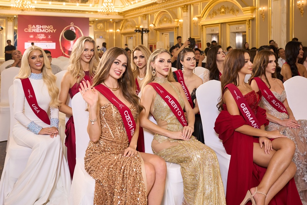 Người đẹp Pháp gặp sự cố, chống nạng trong buổi trao sash Miss Charm - 1 Người đẹp Pháp gặp sự cố, chống nạng trong buổi trao sash Miss Charm - 1