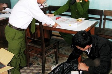 Bắt giữ 18 kiện thuốc lá lậu trên tàu hỏa