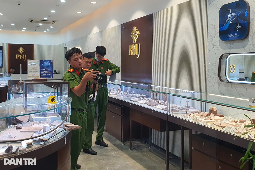 Công an truy bắt đối tượng mặc áo Grab cướp tiệm vàng ở Đà Nẵng - 2 Công an truy bắt đối tượng mặc áo Grab cướp tiệm vàng ở Đà Nẵng - 2