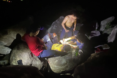 Cảnh sát vượt núi trong đêm cứu người đàn ông bắt chim bị đá đè