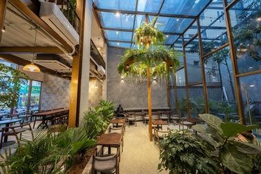 "Tránh nắng" ở những quán cà phê tràn ngập cây xanh giữa lòng Thủ đô