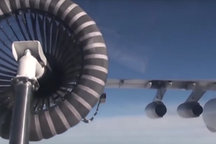 Cường kích Su-24 tiếp nhiên liệu trên không