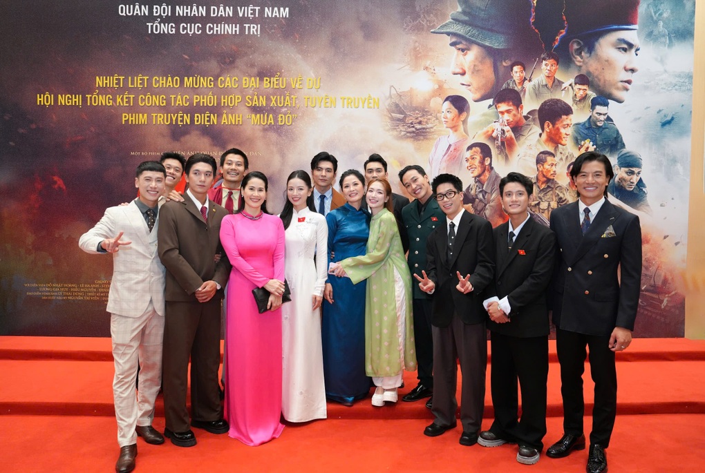 Dàn diễn viên phim Mưa đỏ nhận bằng khen của Bộ trưởng Bộ Quốc phòng - 3 Dàn diễn viên phim Mưa đỏ nhận bằng khen của Bộ trưởng Bộ Quốc phòng - 3