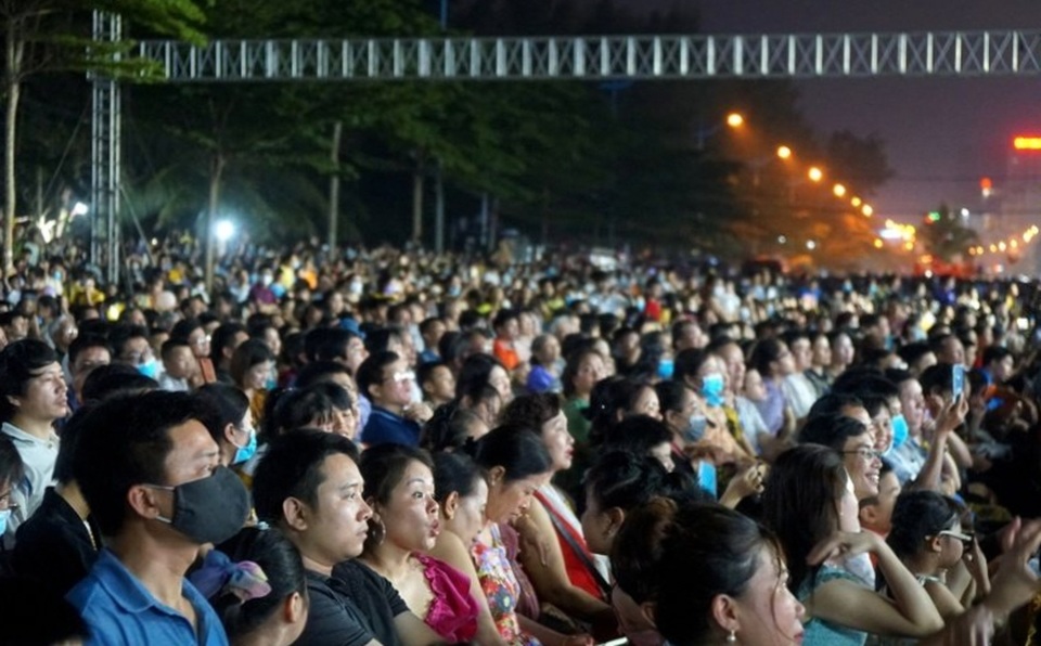 Biển người chen chúc xem bắn pháo hoa tại thành phố Sầm Sơn - 3 Biển người chen chúc xem bắn pháo hoa tại thành phố Sầm Sơn - 3
