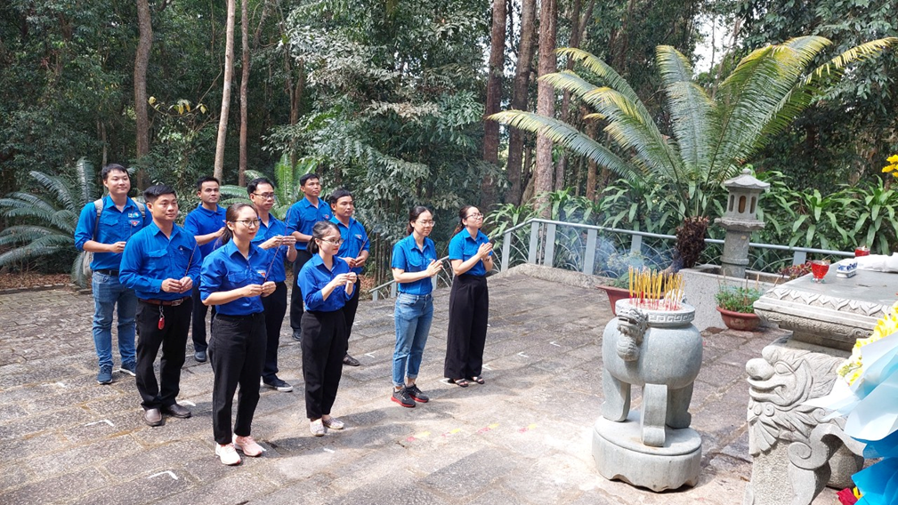 Nhiều thanh niên đã về tham quan, dâng hương tại khu di tích Chiến khu Đ.jpg Nhiều thanh niên đã về tham quan, dâng hương tại khu di tích Chiến khu Đ.jpg