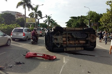 Ô tô tông nhau lật nghiêng trên phố