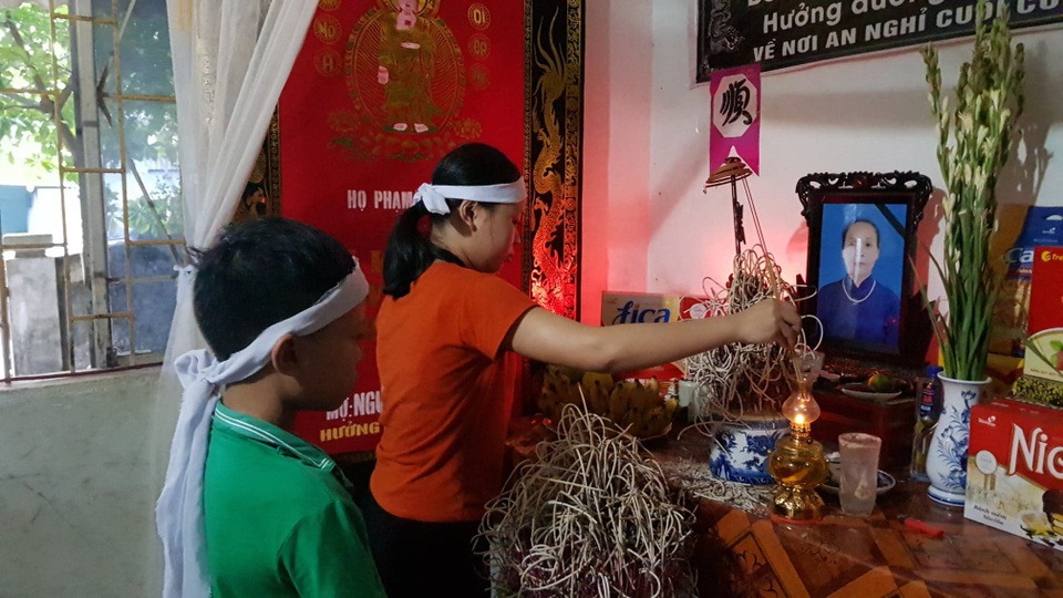 Đau thắt lòng cảnh chị em mồ côi bơ vơ giữa dòng đời! - 2 Đau thắt lòng cảnh chị em mồ côi bơ vơ giữa dòng đời! - 2
