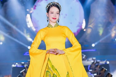 Hoa hậu Thanh Thủy trình diễn áo dài xuân tại Phố cổ Hoa Lư