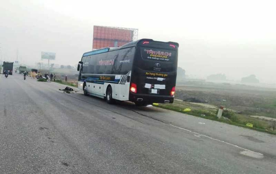 Đi bộ qua đường, 2 bố con bị xe khách tông tử vong - 1 Đi bộ qua đường, 2 bố con bị xe khách tông tử vong - 1
