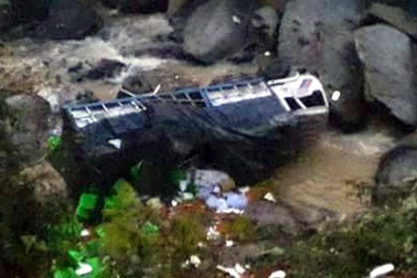 Cam quýt tràn lòng suối vì xe tải lao vực