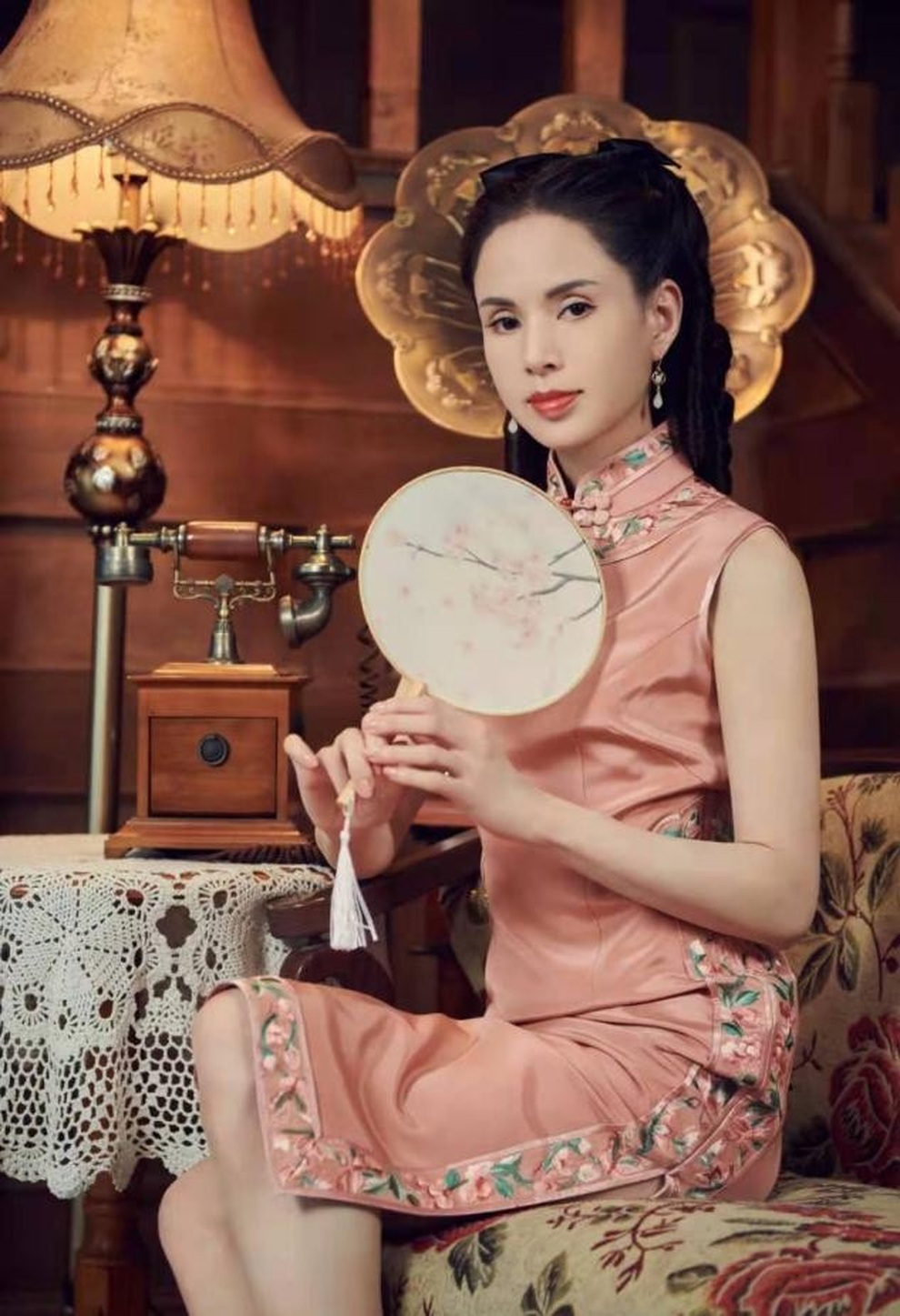 Cô Cô Lý Nhược Đồng mặc xường xám, khoe cánh tay cơ bắp - 2 Cô Cô Lý Nhược Đồng mặc xường xám, khoe cánh tay cơ bắp - 2