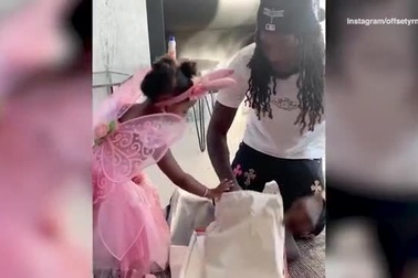 Rapper Cardi B tặng con gái 2 tuổi túi xách giá 1,1 tỷ đồng