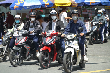 Nhan nhản học sinh điều khiển xe trên 50 phân khối đến trường ở TPHCM