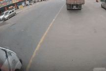 Nổi bật tuần qua: Ô tô tải lĩnh bài học đắt giá vì vượt ẩu, tạt đầu xe khác