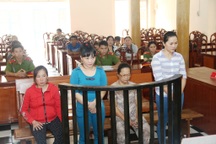 4 người phụ nữ bắt tay nhau mua bán trẻ em