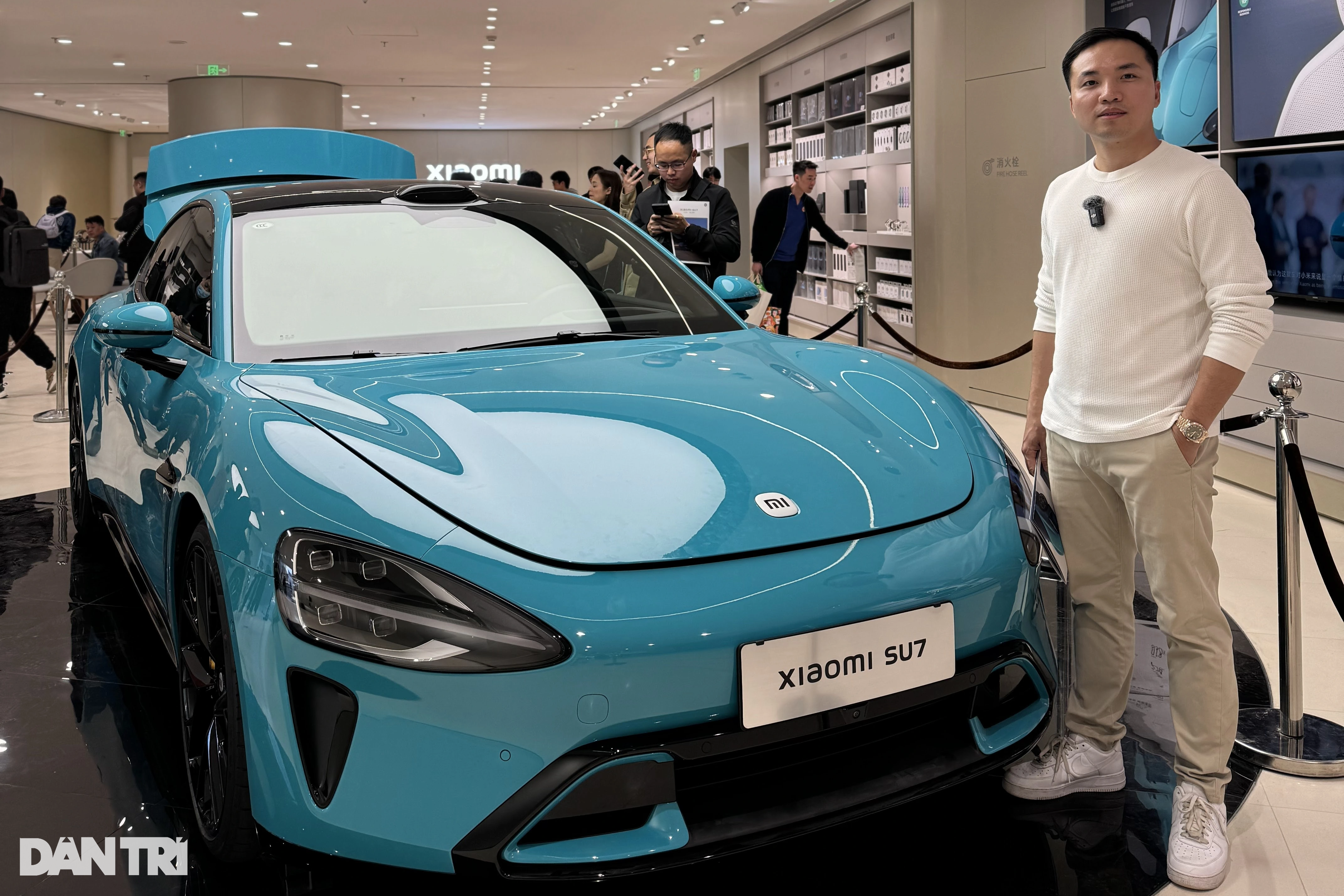 Một người Việt trải nghiệm xe SU7 tại showroom của Xiaomi ở Bắc Kinh, Trung Quốc (Ảnh: Nguyễn Khánh).
