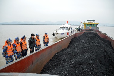 Cảnh sát biển bắt giữ tàu chở 800 tấn than lậu trên biển