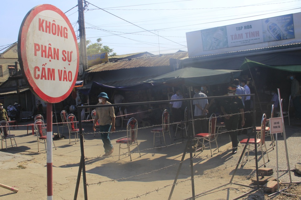 Hàng trăm người dân vùng cách ly phấn khởi ngày dỡ bỏ phong tỏa - 6 Hàng trăm người dân vùng cách ly phấn khởi ngày dỡ bỏ phong tỏa - 6