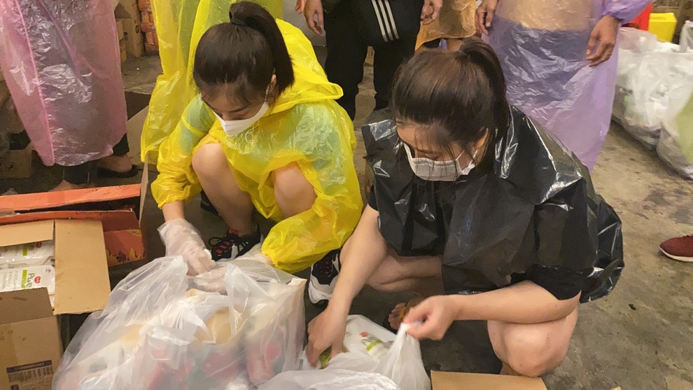 Kiều Loan, Mai Phương dầm mưa trong đêm chuyển lương thực đến khu cách ly - 2