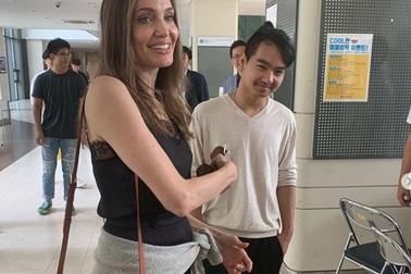 Angelina Jolie xúc động khi đưa Maddox sang Hàn quốc học đại học