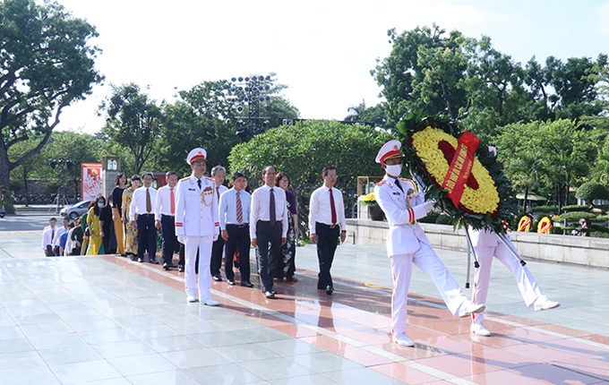 Đoàn dâng hoa tưởng niệm các Anh hùng liệt sĩ