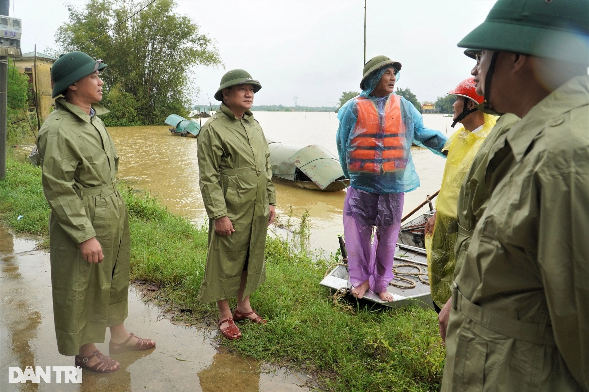 View - Xóm vạn chài thoát cảnh kéo nhau lên bờ tránh lũ sông Lam | Báo Dân trí