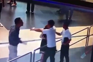 Khách nam đánh liên tiếp vào đầu nữ nhân viên ở sân bay Nội Bài