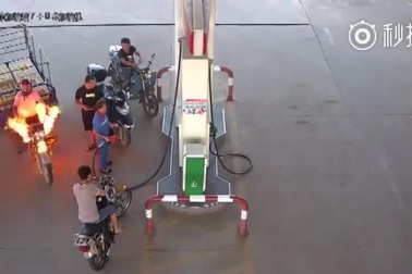 Nữ nhân viên dũng cảm dập tắt ngọn lửa bùng lên trong cây xăng