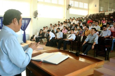 Buộc thôi việc thầy giáo “đổi điểm lấy tiền”