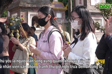 Phủ Tây Hồ chật kín người dân lễ tạ, cầu bình an ngày Rằm tháng Chạp