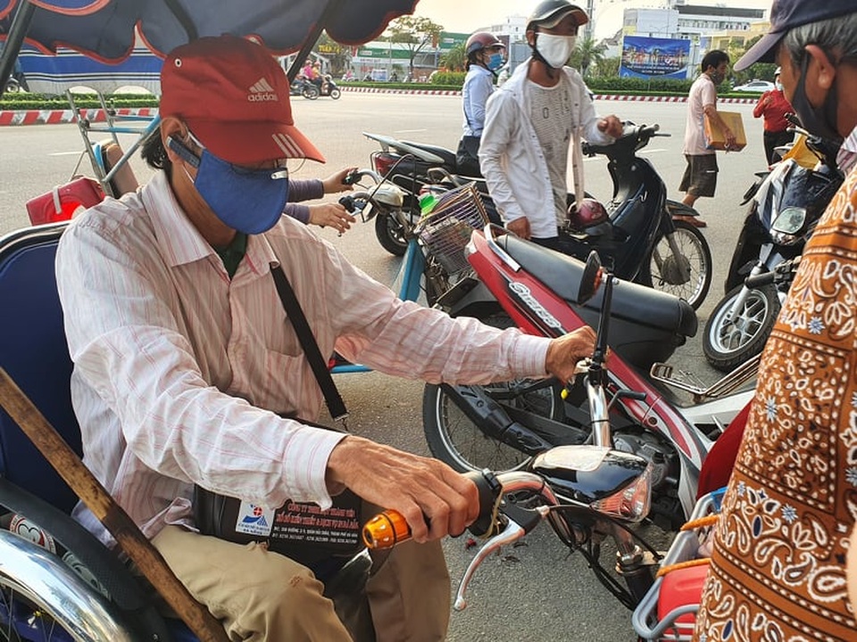 Đà Nẵng: Trao 2.100 suất quà tới người bán vé số dạo mất việc do Covid-19 - 1 Đà Nẵng: Trao 2.100 suất quà tới người bán vé số dạo mất việc do Covid-19 - 1