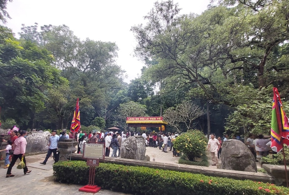 Hàng nghìn người hành hương về Khu di tích quốc gia đặc biệt Lam Kinh - 11 Hàng nghìn người hành hương về Khu di tích quốc gia đặc biệt Lam Kinh - 11