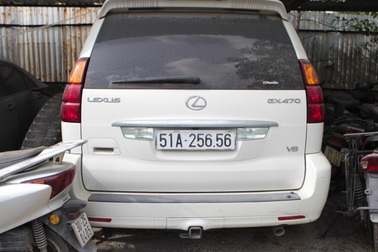 Hàng loạt xe sang Porsche, Lexus phủ bụi, hoen rỉ trong bãi giữ xe tại Hà Nội