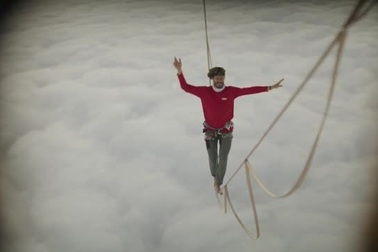 Kỷ lục thế giới mới: Bước đi trên dây ở độ cao... 1.900 mét