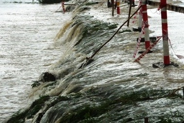 Xả lũ hồ Vực Mấu, hàng ngàn hộ dân chìm trong biển nước